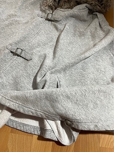 gri kürklü şapkalı panço - Görsel 7