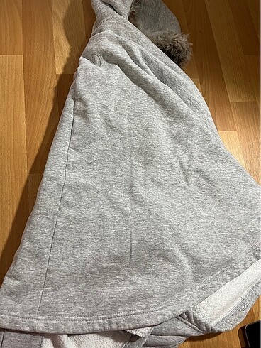 gri kürklü şapkalı panço - Görsel 8