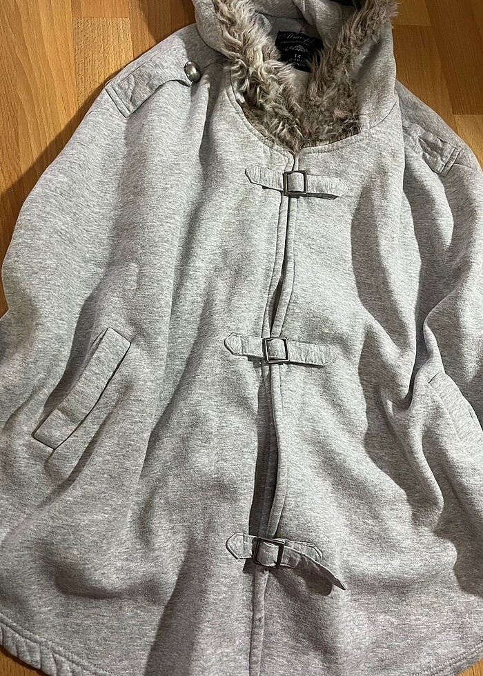 gri kürklü şapkalı panço - Görsel 2