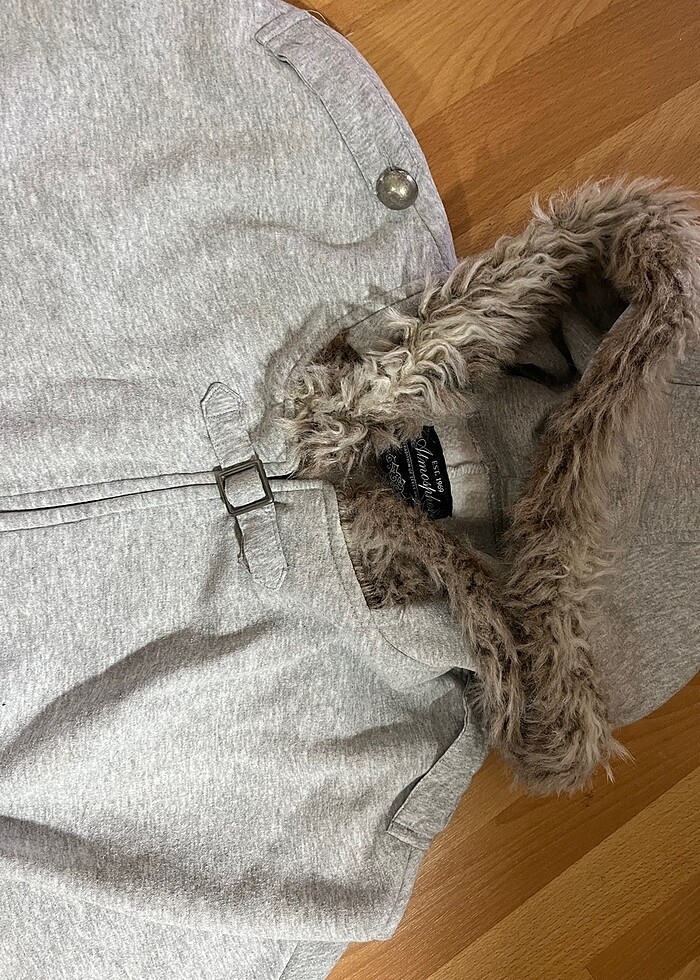 gri kürklü şapkalı panço - Görsel 3