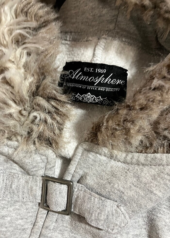 gri kürklü şapkalı panço - Görsel 4