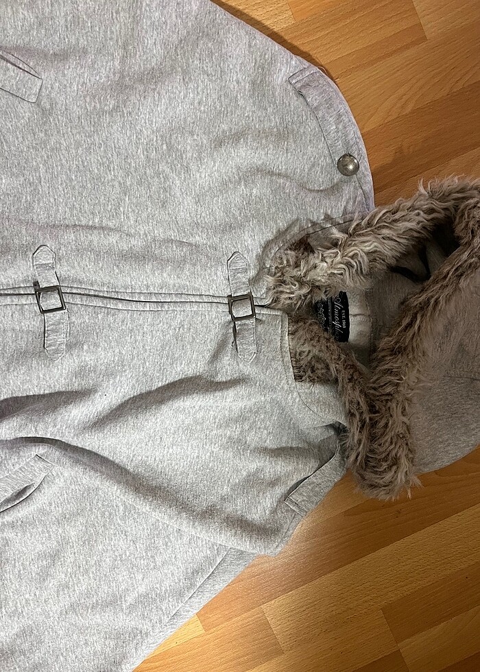 gri kürklü şapkalı panço - Görsel 5