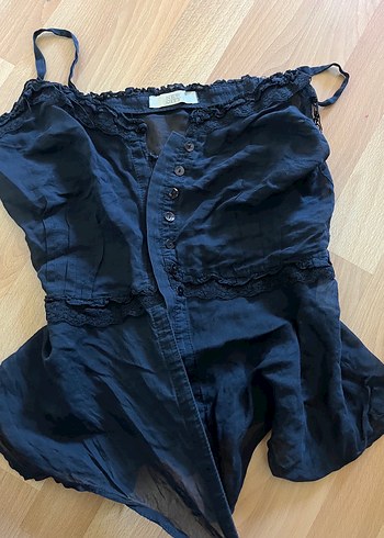 Siyah düğmeli transparan askılı bluz - Görsel 3