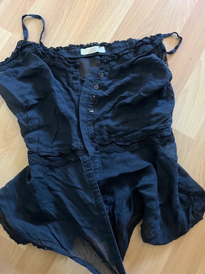 Siyah düğmeli transparan askılı bluz - Görsel 3