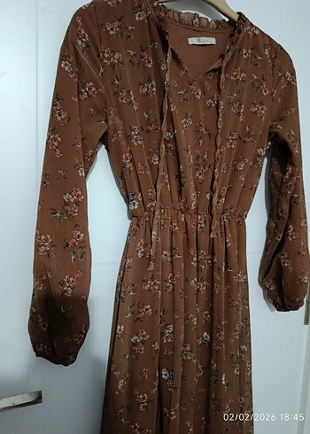 Düğmeli V Yakalı Uzun Kahverengi Elbise - Görsel 3