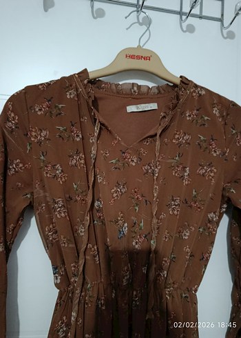 Düğmeli V Yakalı Uzun Kahverengi Elbise - Görsel 4