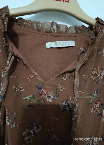 Düğmeli V Yakalı Uzun Kahverengi Elbise - Görsel 5