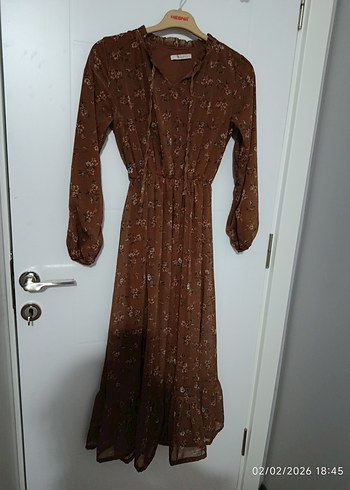 Düğmeli V Yakalı Uzun Kahverengi Elbise - Görsel 2