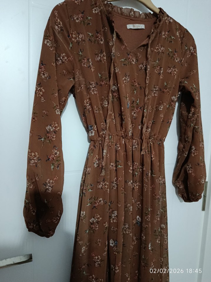 Düğmeli V Yakalı Uzun Kahverengi Elbise - Görsel 3