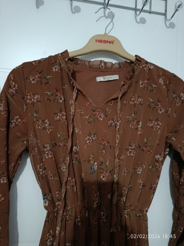 Düğmeli V Yakalı Uzun Kahverengi Elbise - Görsel 4