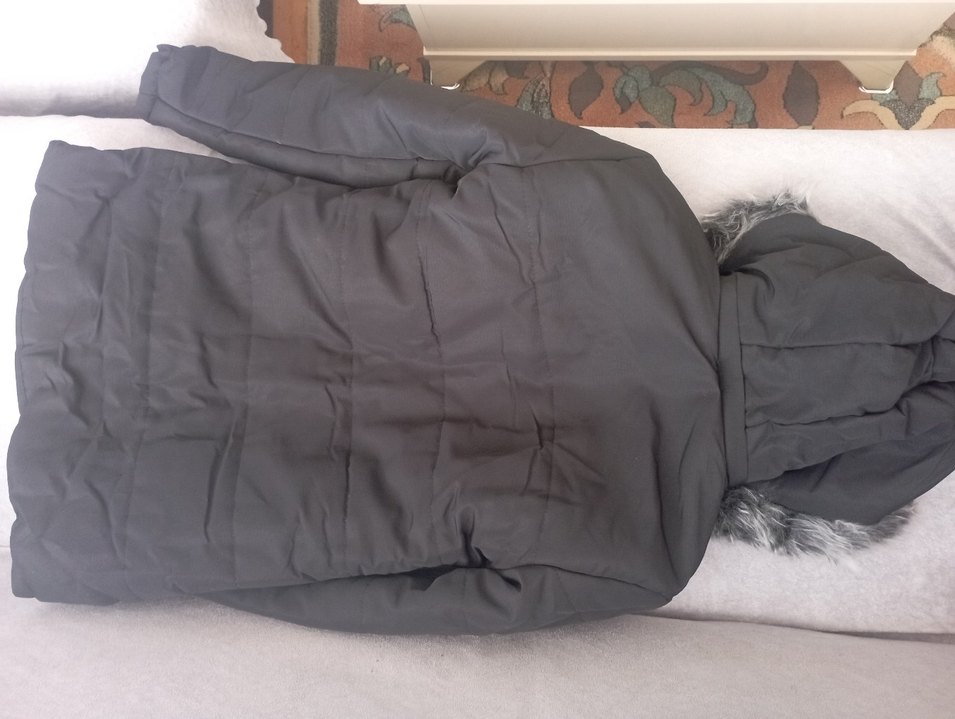 15 yaş etiketli siyah mont - Görsel 3