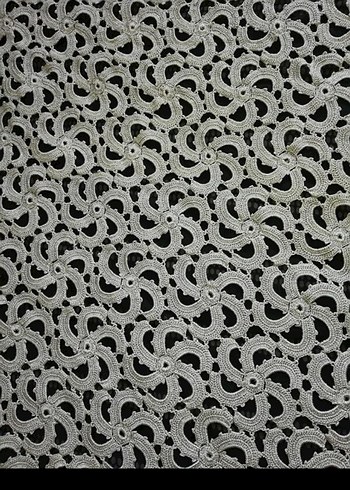 Gri Nakışlı Beyaz Yatak Örtüsü - Görsel 5