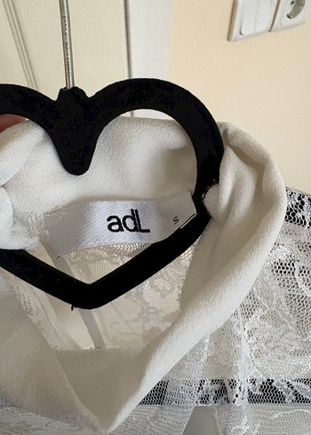 Dantel Detaylı Beyaz Kolsuz Bluz - Görsel 2