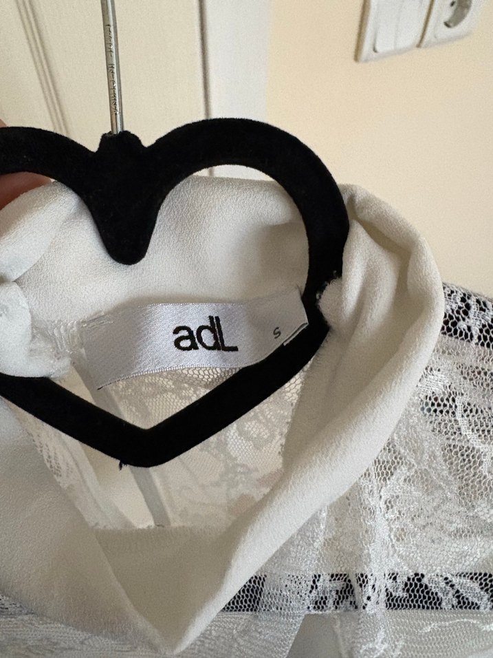 Dantel Detaylı Beyaz Kolsuz Bluz - Görsel 2