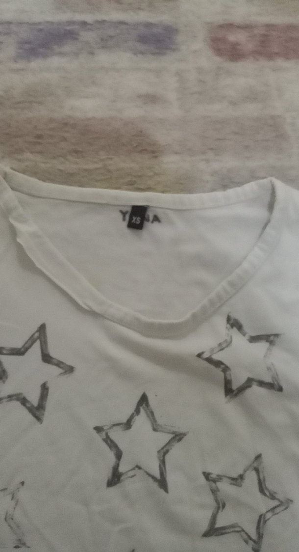 Gri Yıldız Baskılı Beyaz Tişört - Görsel 2