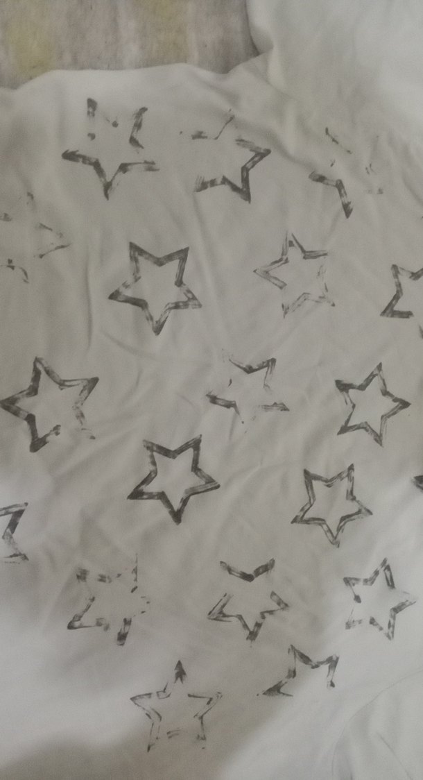 Gri Yıldız Baskılı Beyaz Tişört - Görsel 4