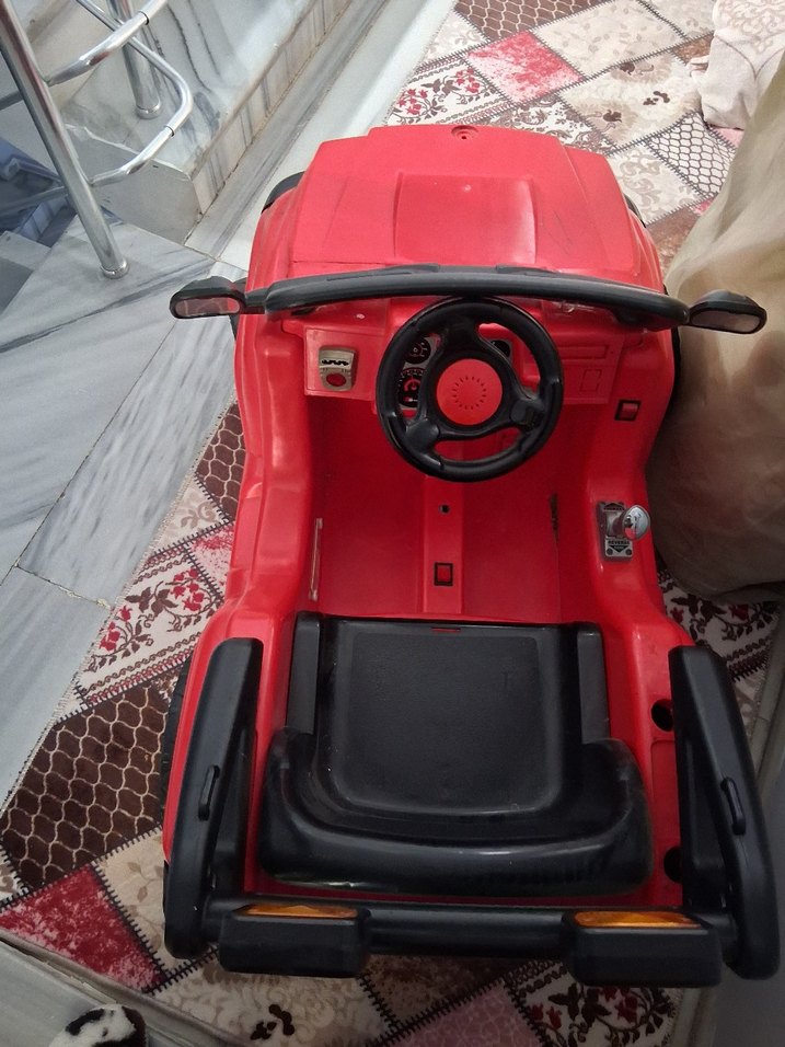 Kırmızı Elektrikli Binilebilir Araba - Görsel 3