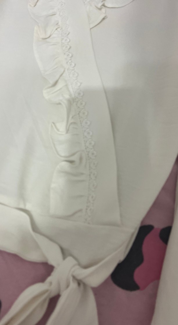 Pamuklu Beyaz Fırfırlı V Yaka Bluz - Görsel 2