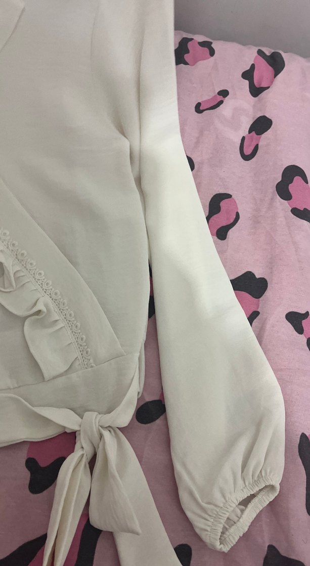 Pamuklu Beyaz Fırfırlı V Yaka Bluz - Görsel 5