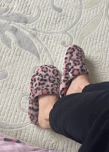 Pembe Zebra Desenli Tüylü Kadın Terlik - Görsel 3