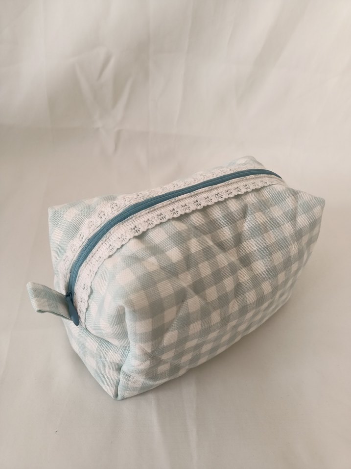 Kapitoneli,mavi ekose desenli,dantel detaylı makyaj çantası - Görsel 3