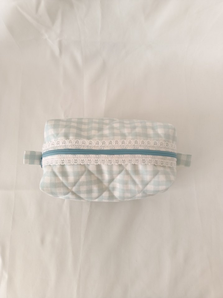 Kapitoneli,mavi ekose desenli,dantel detaylı makyaj çantası - Görsel 2