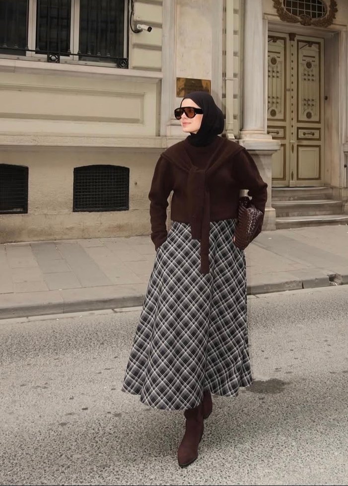 Drapeli Ekose Desenli siyah beyaz Uzun Etek - Görsel 3