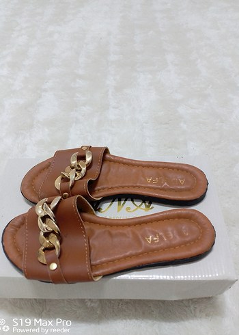 Kahverengi Zincir Detaylı Kadın Terlik - Görsel 2