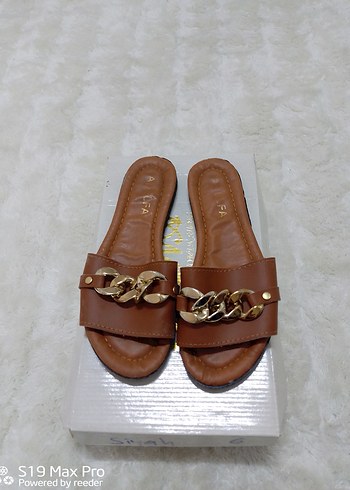 Kahverengi Zincir Detaylı Kadın Terlik - Görsel 3