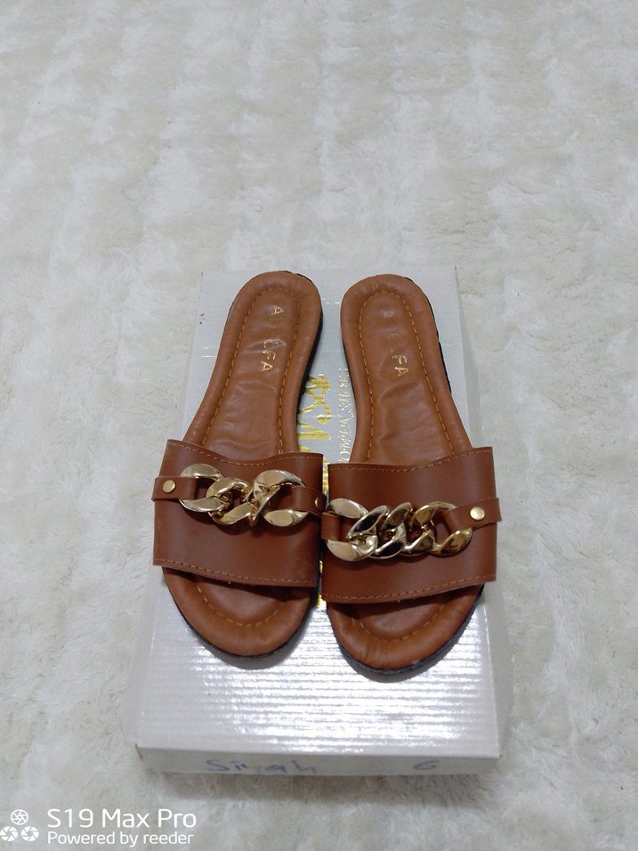 Kahverengi Zincir Detaylı Kadın Terlik - Görsel 3