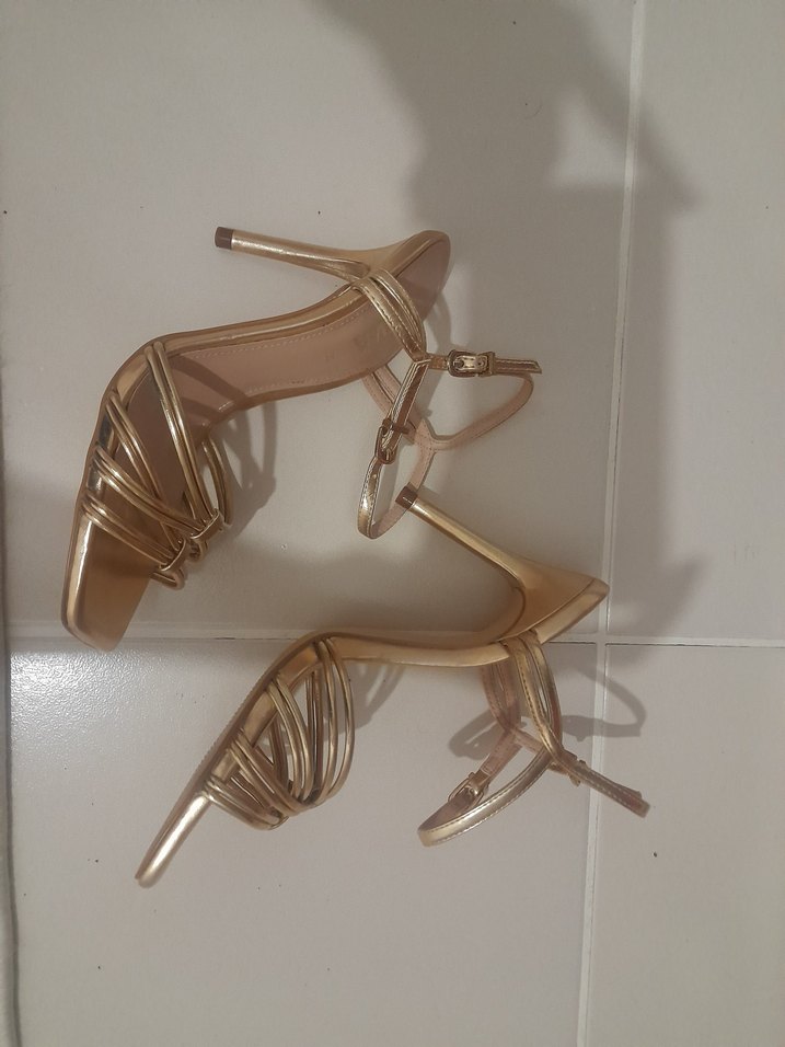 ZARA Altın Renkli Tokalı Kadın Topuklu Ayakkabı - Görsel 2