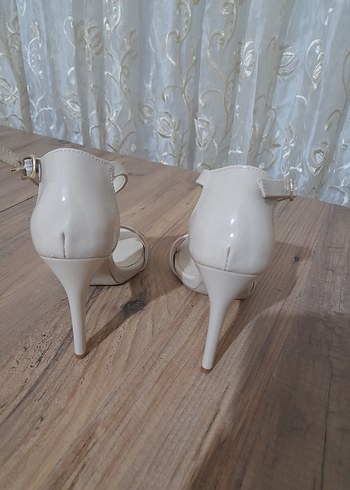 Krem Tokalı Kadın Topuklu  Ayakkabı - Görsel 3