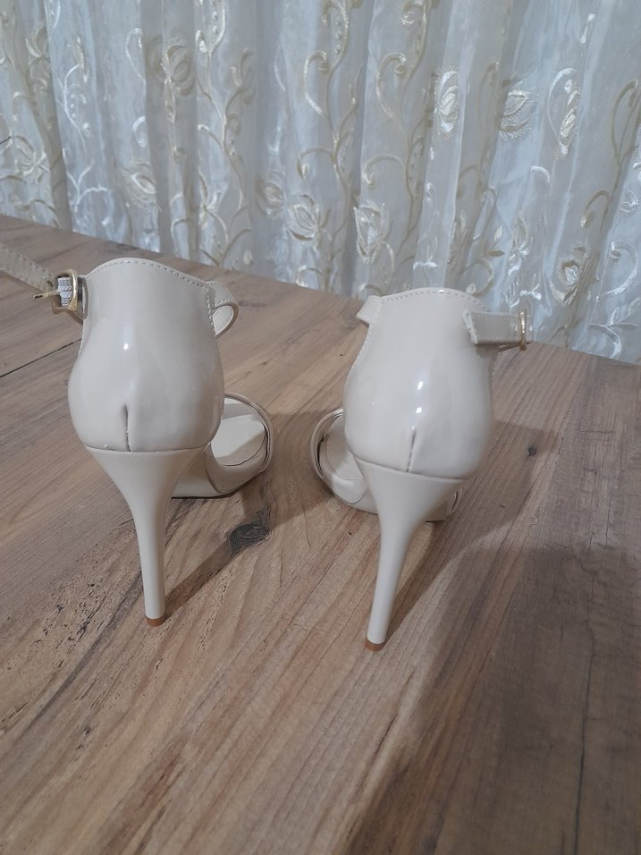 Krem Tokalı Kadın Topuklu  Ayakkabı - Görsel 3