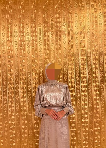 Drapeli Yılan Desenli Uzun bej Abiye - Görsel 3