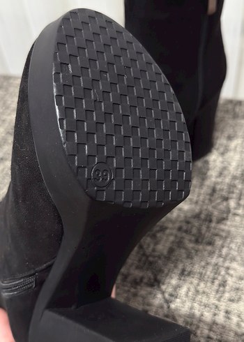 Siyah Süet Tokalı Blok Topuklu Bot - Görsel 4