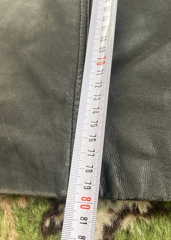 Düğmeli Siyah Deri Kadın Ceket 42 bedene uygun kol ve etek uçlar - Görsel 5