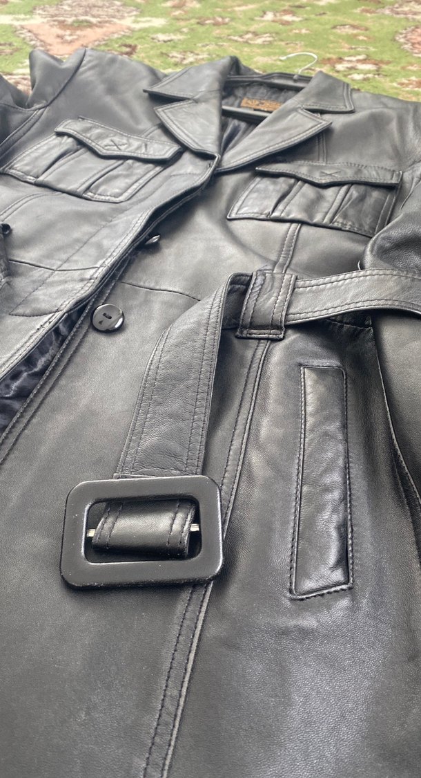 Düğmeli Siyah Deri Kadın Ceket 42 bedene uygun kol ve etek uçlar - Görsel 2