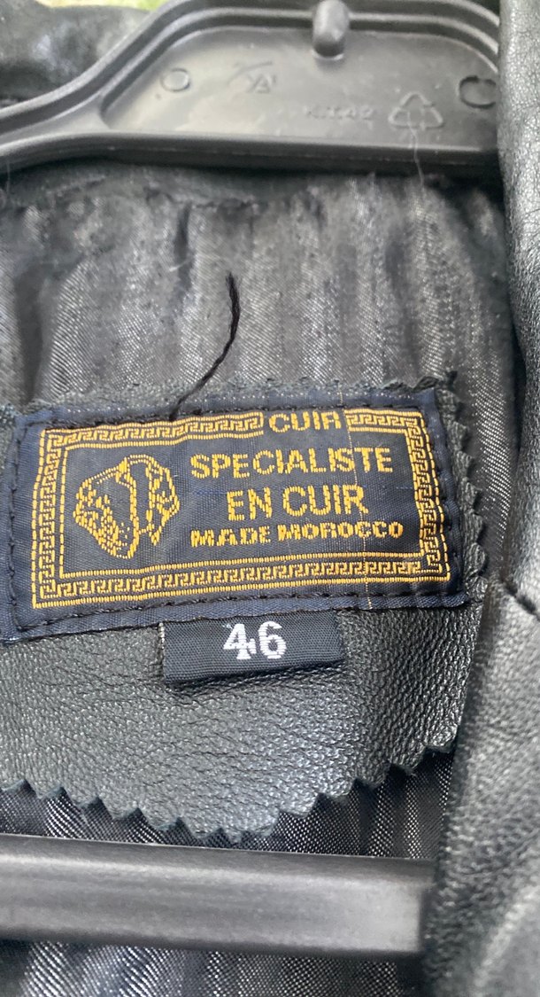 Düğmeli Siyah Deri Kadın Ceket 42 bedene uygun kol ve etek uçlar - Görsel 4