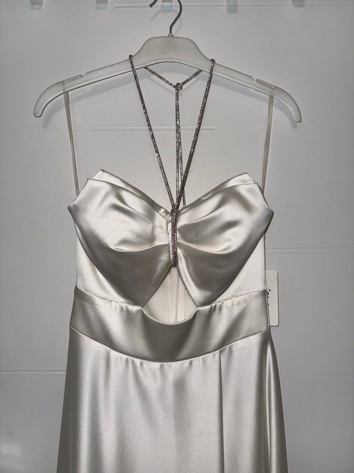 Zincir Detaylı Beyaz Uzun saten Abiye - Görsel 2