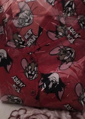 Kırmızı Pop Kültür Baskılı Düğmeli Kedi Kıyafeti - Görsel 2