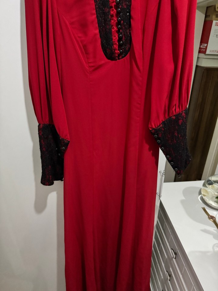Uzun Kırmızı, Siyah Nakışlı Elbise - Görsel 2