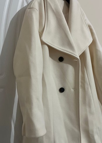 Düğmeli Beyaz Uzun Kadın Kaban - Görsel 2