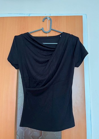 Siyah V Yaka Drapeli Tişört - Görsel 2