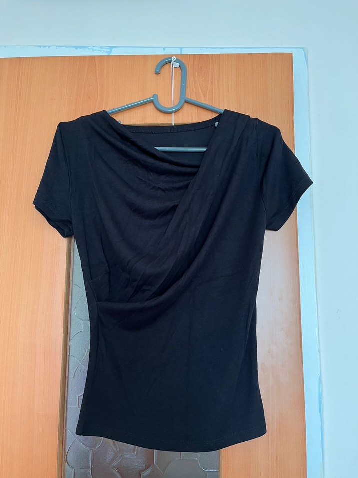 Siyah V Yaka Drapeli Tişört - Görsel 2