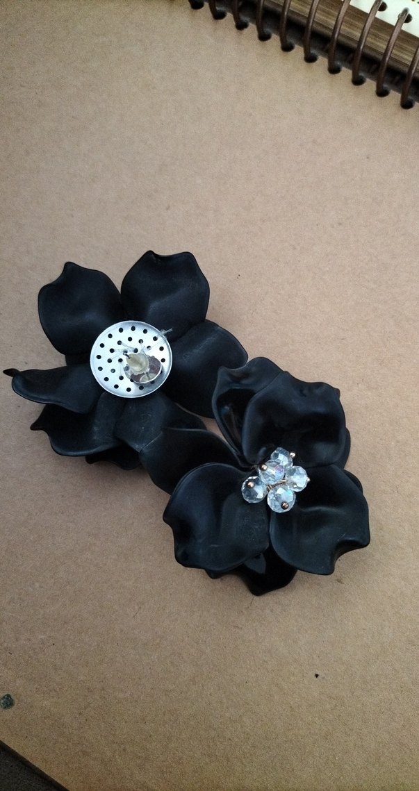 Uzun Siyah Çiçekli Payetli Kadın Küpeler - Görsel 3