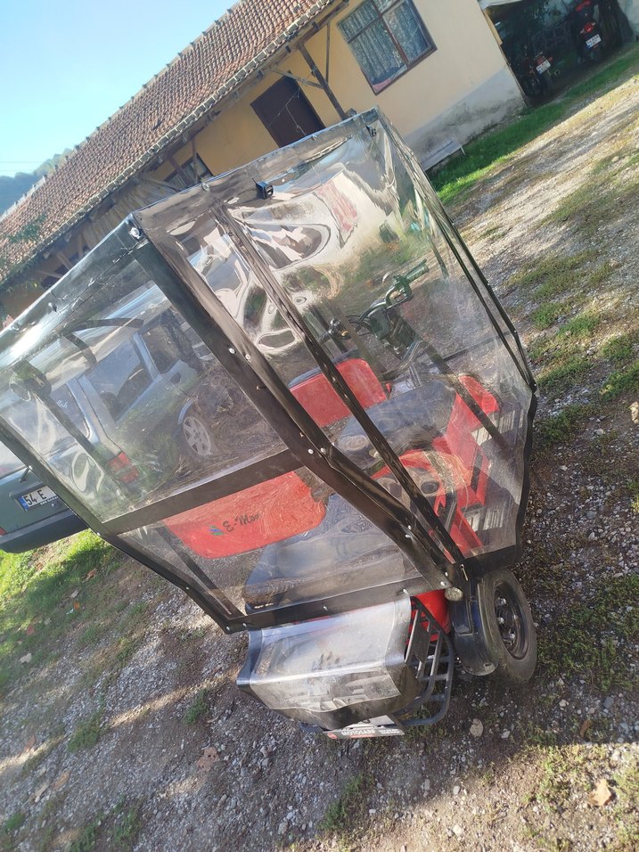 Kırmızı Koruyucu Kaplamalı Üç Tekerlekli Bisiklet - Görsel 3