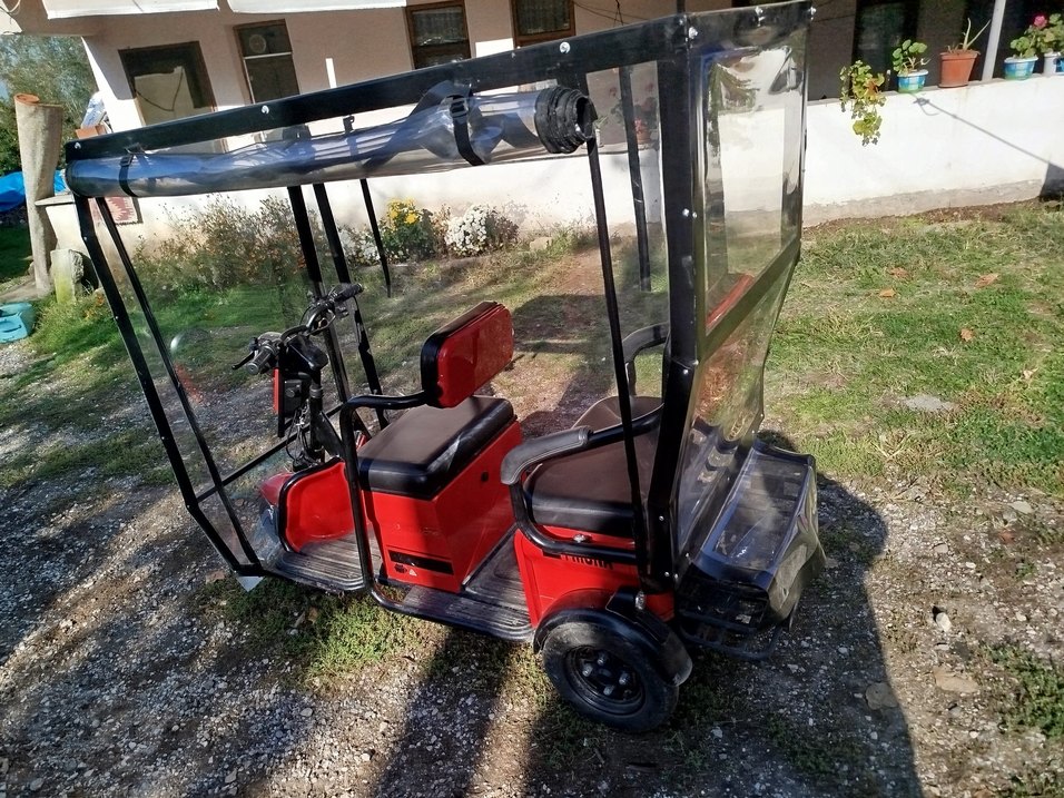 Kırmızı Koruyucu Kaplamalı Üç Tekerlekli Bisiklet - Görsel 4