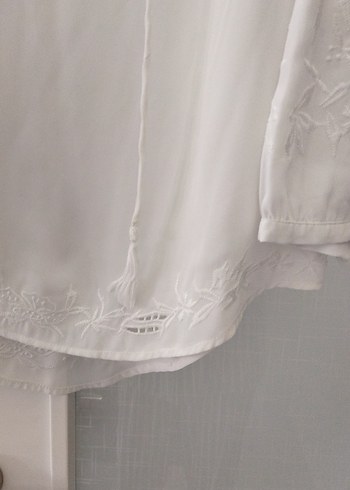 Dantel Detaylı Beyaz V Yakalı Bohem Bluz - Görsel 2