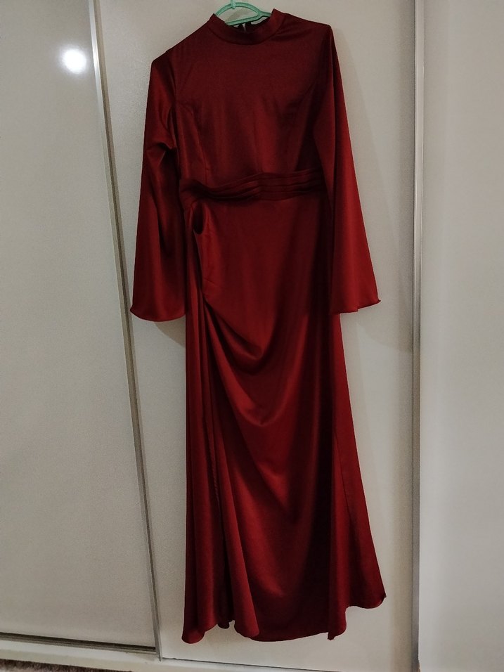 Bordo Uzun Drapeli Yüksek Yakalı Kadın Abiye Elbise - Görsel 3