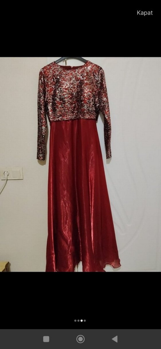 Uzun Kollu Parlak Kırmızı Abiye Elbise - Görsel 3